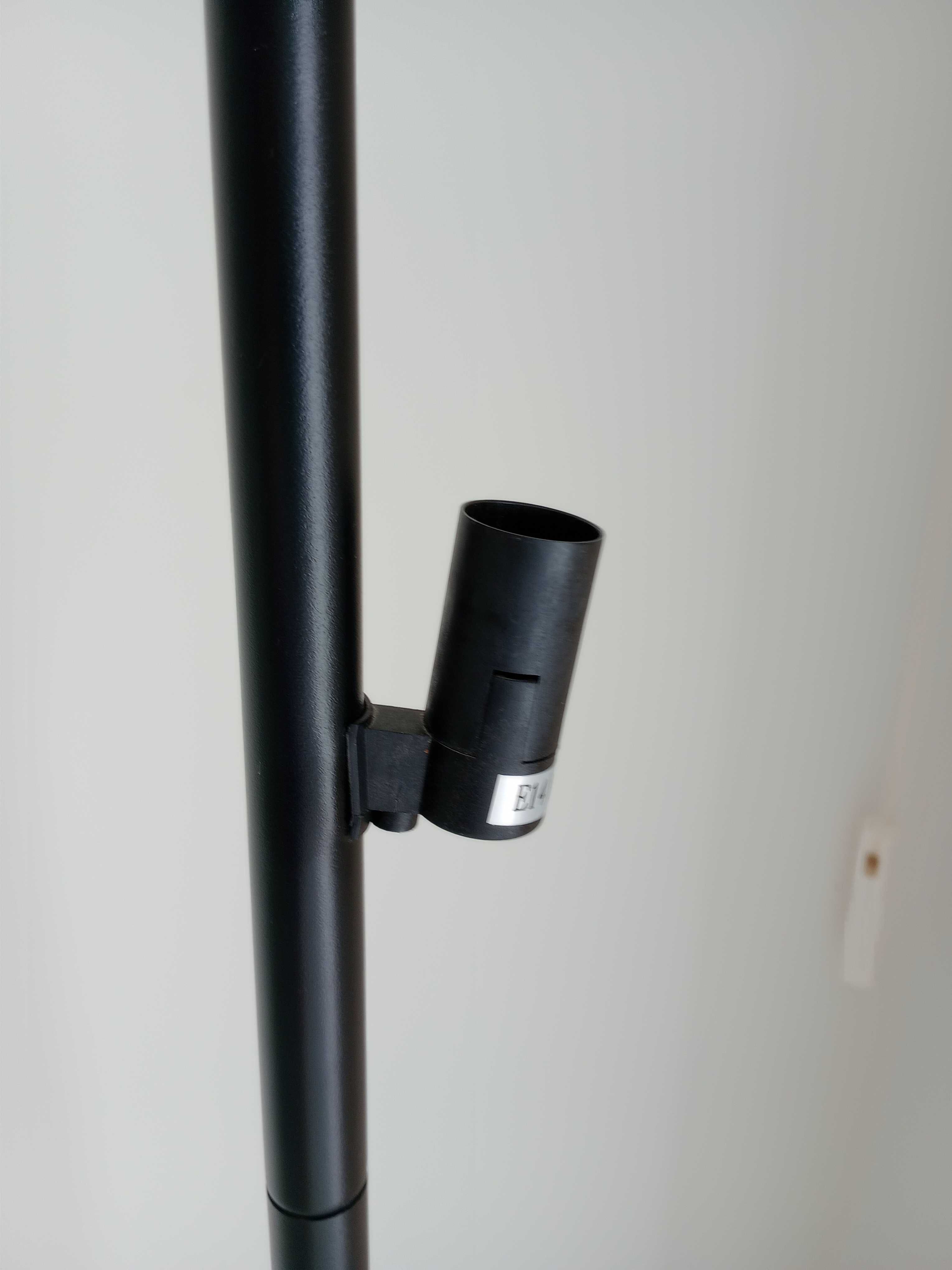 Candeeiro de pé preto novo