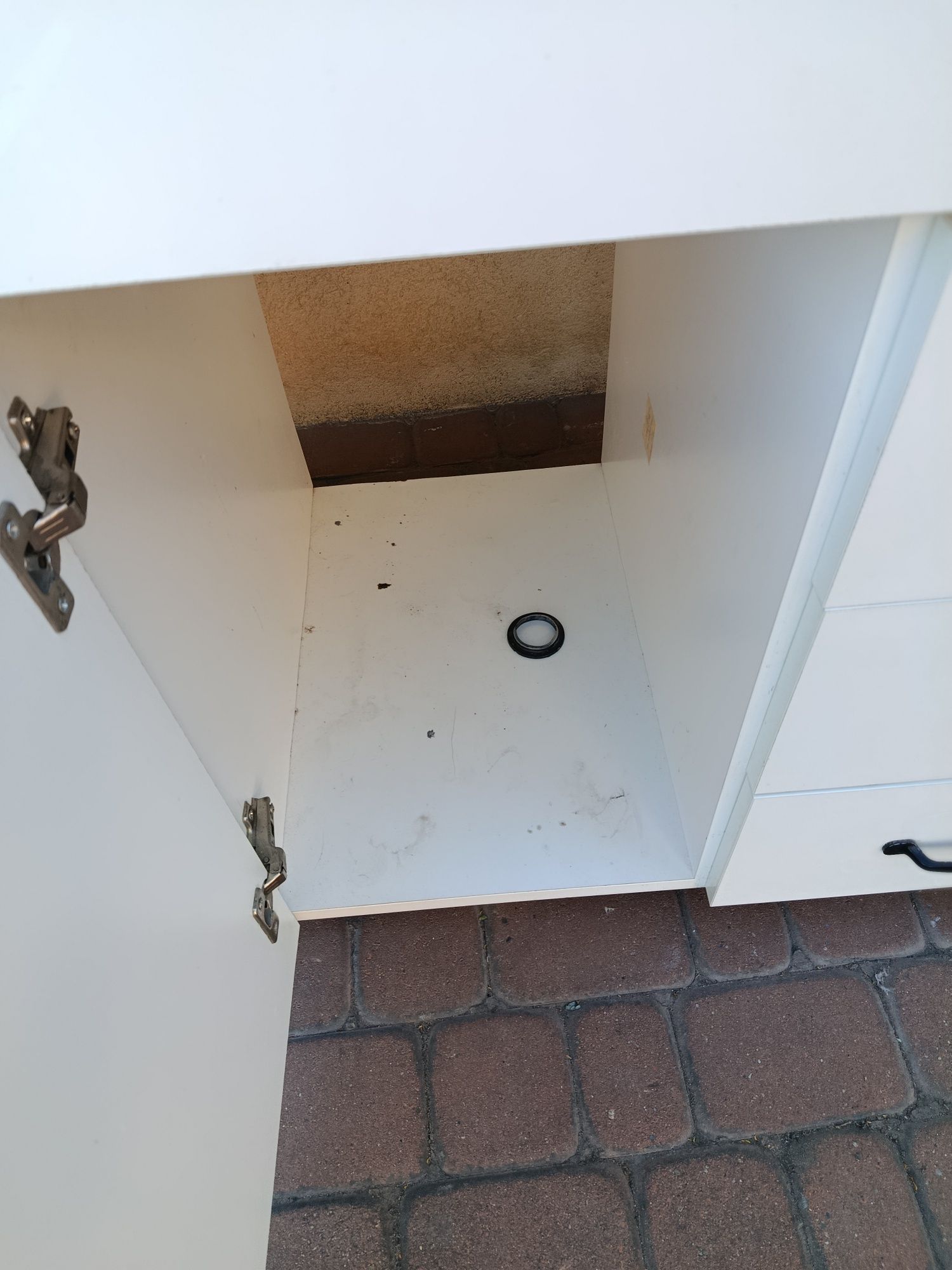 Szafka łazienkowa z umywalką i baterią.