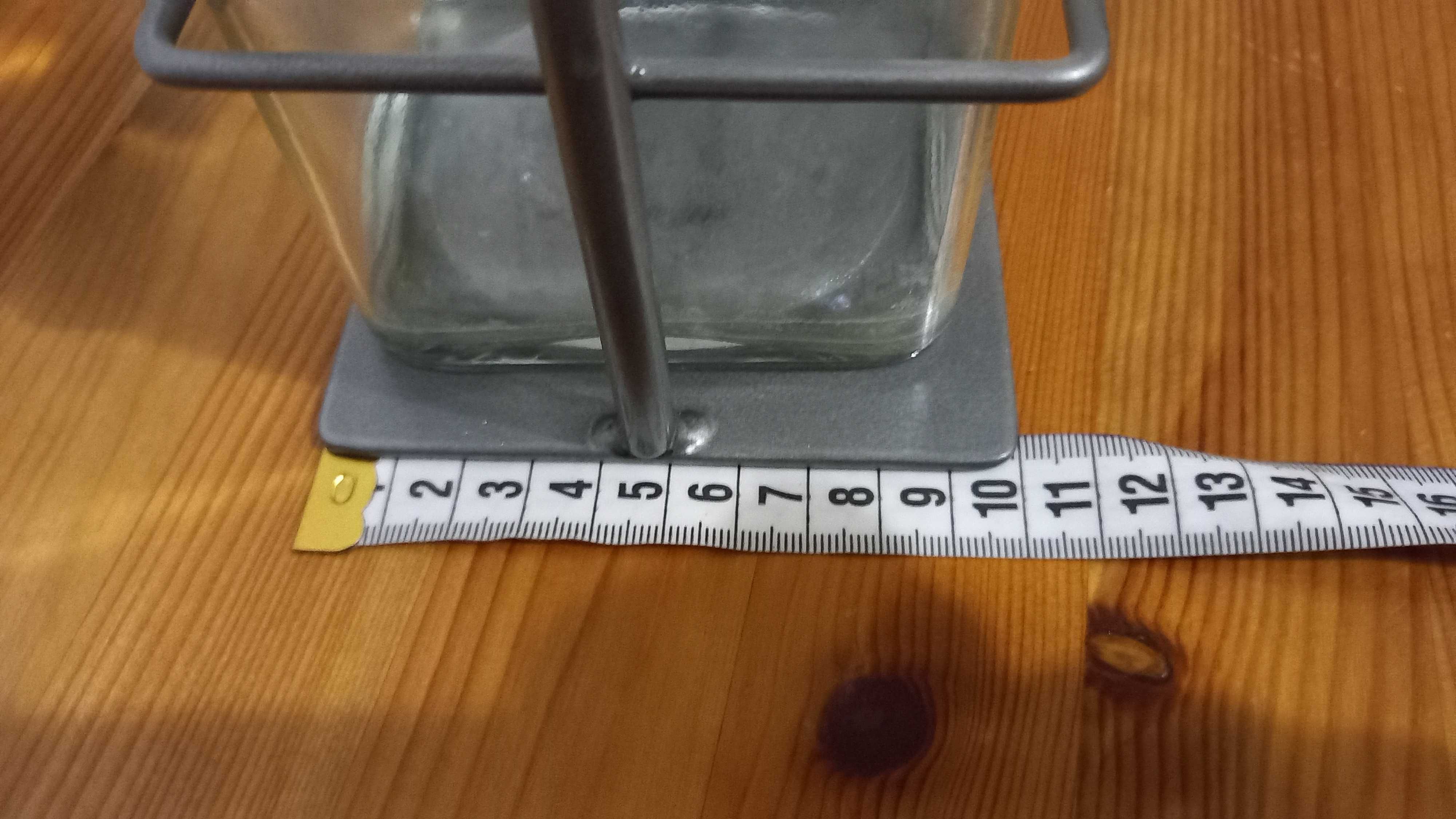 Szklana karafka z 6 kieliszkami na stalowym stojaku