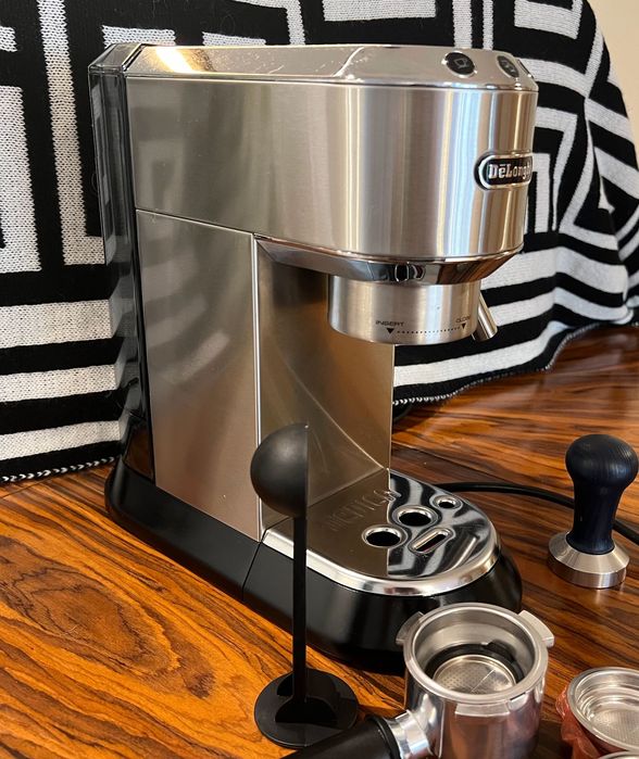 Maquina de Café DeLongui Dedica EC685 Metal