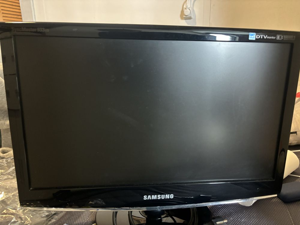 Tv samsung pequena Nao é Smart/sem comando
