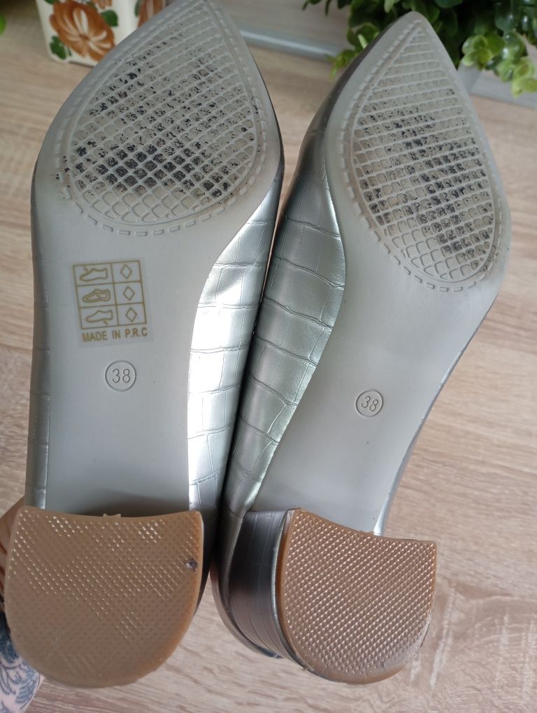 Buty na małym obcasie