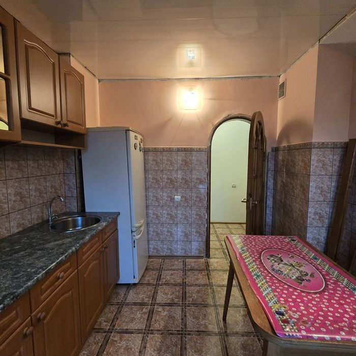 ДОБРОТНА 3 кімнатна квартира біля торгового центру