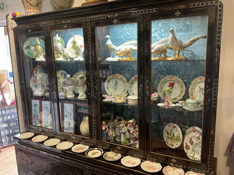 Vitrina cabine oriental lacado trabalhado 2 partes .1,98x2,00 cm