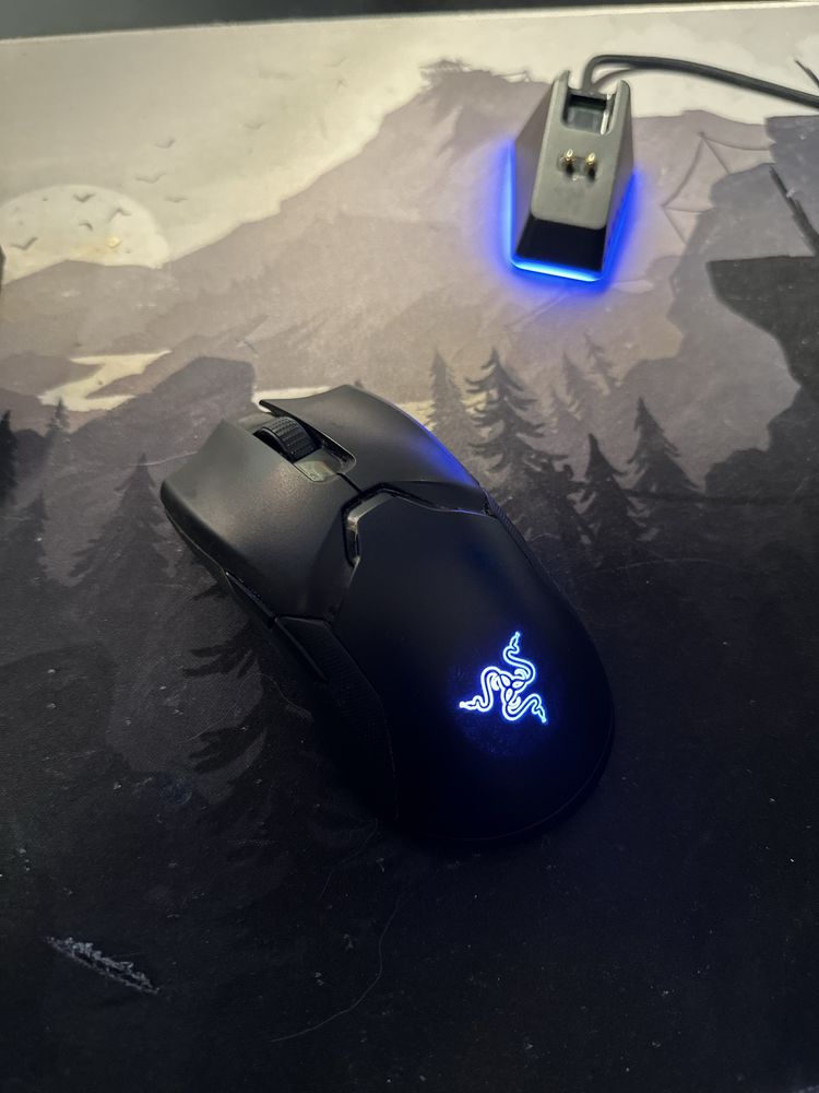Razer Viper ultimate razem z dock i pudelkiem