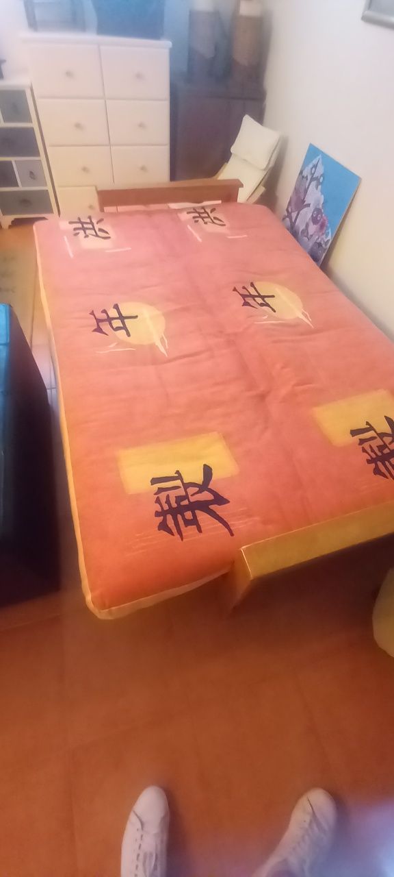 Sofá cama com caracteres chineses