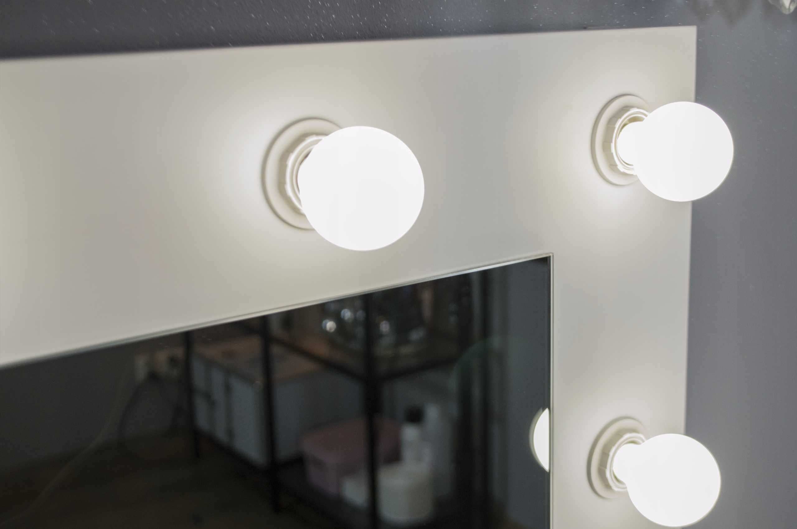 Białe Lustro Wiszące Hollywood z Oświetleniem LED 80x60
