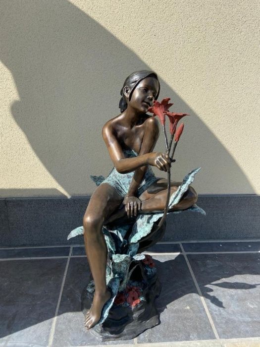 Estátua de bronze menina com flores-ÚNICA