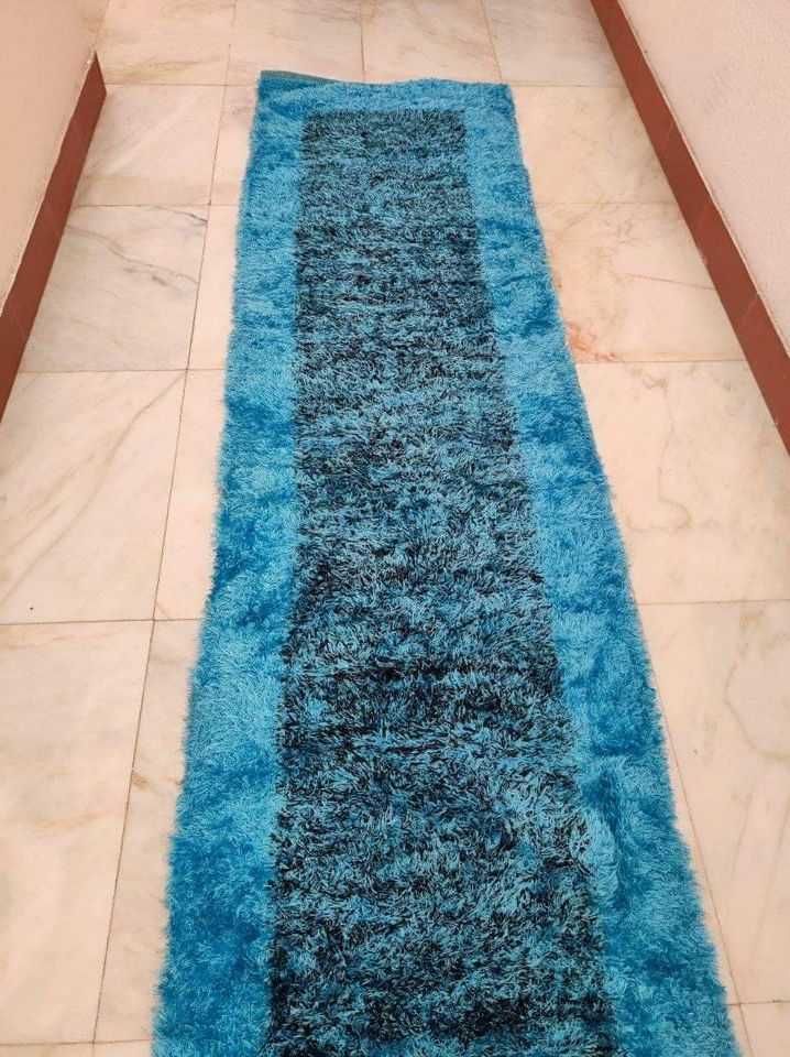 Vendo carpete em tons de azul