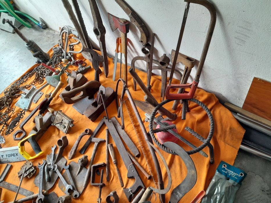 Ferramentas antigas varias e peças para bicicleta .usadas.