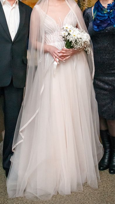 Весільна сукня зі шлейфом нюд