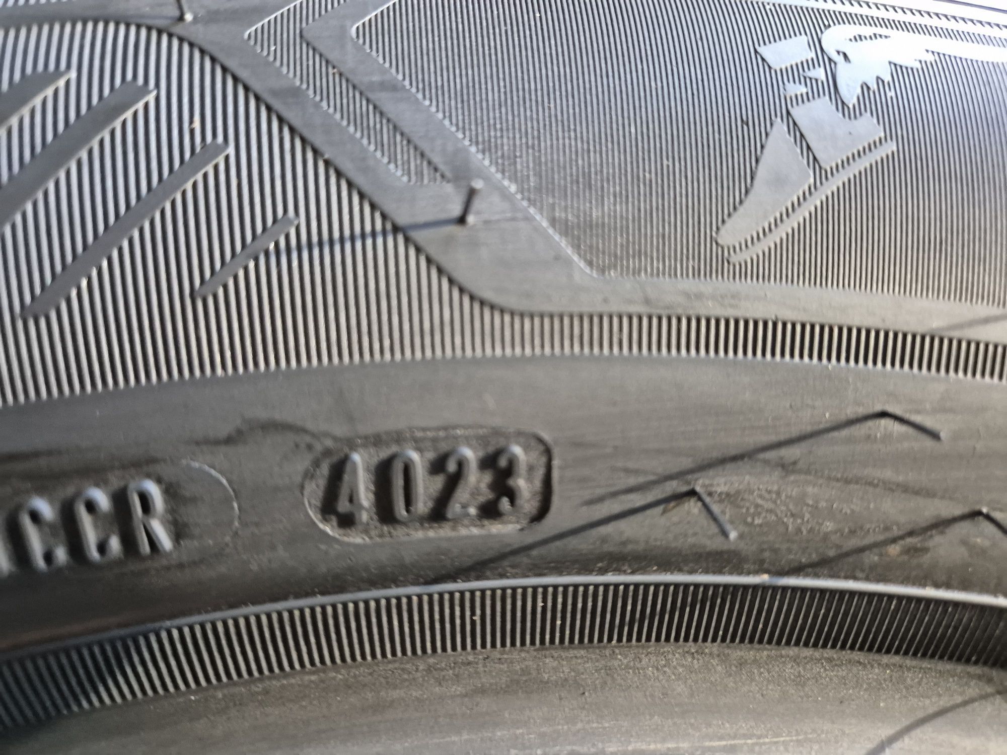 215/60/17 99V Goodyear UltraGrip performance 2 Suv  2023.r  wys. Grati