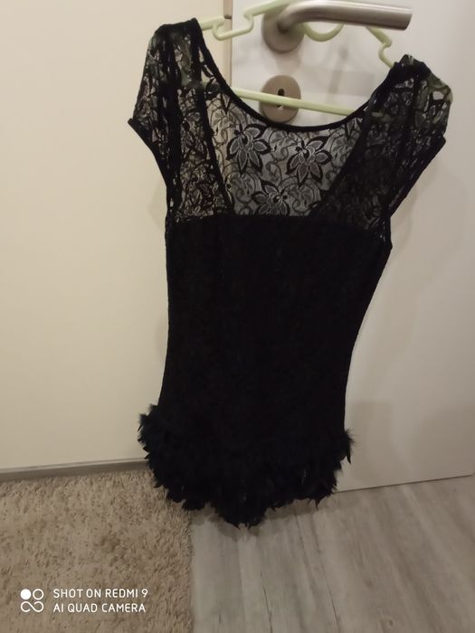 Vestido preto c renda e penas