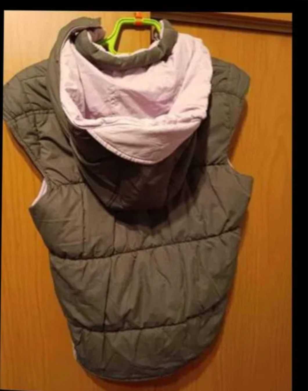Colete de menina forrado com capuz