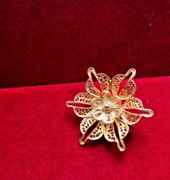 Broche em prata dourada