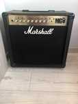 Piec Marshall i gitara