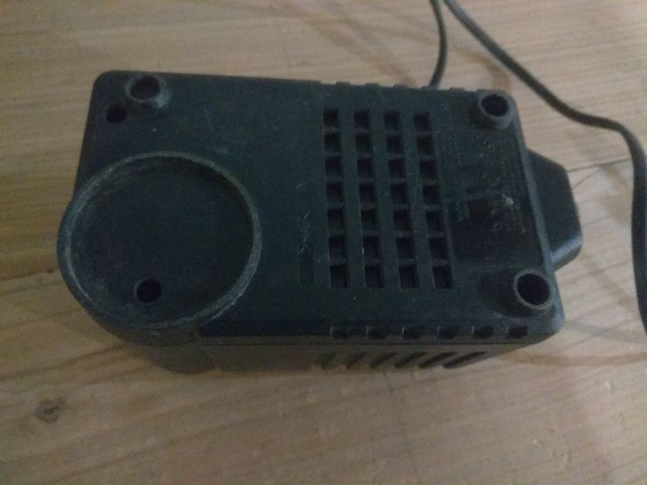 Зарядний пристрій для шуруповерта