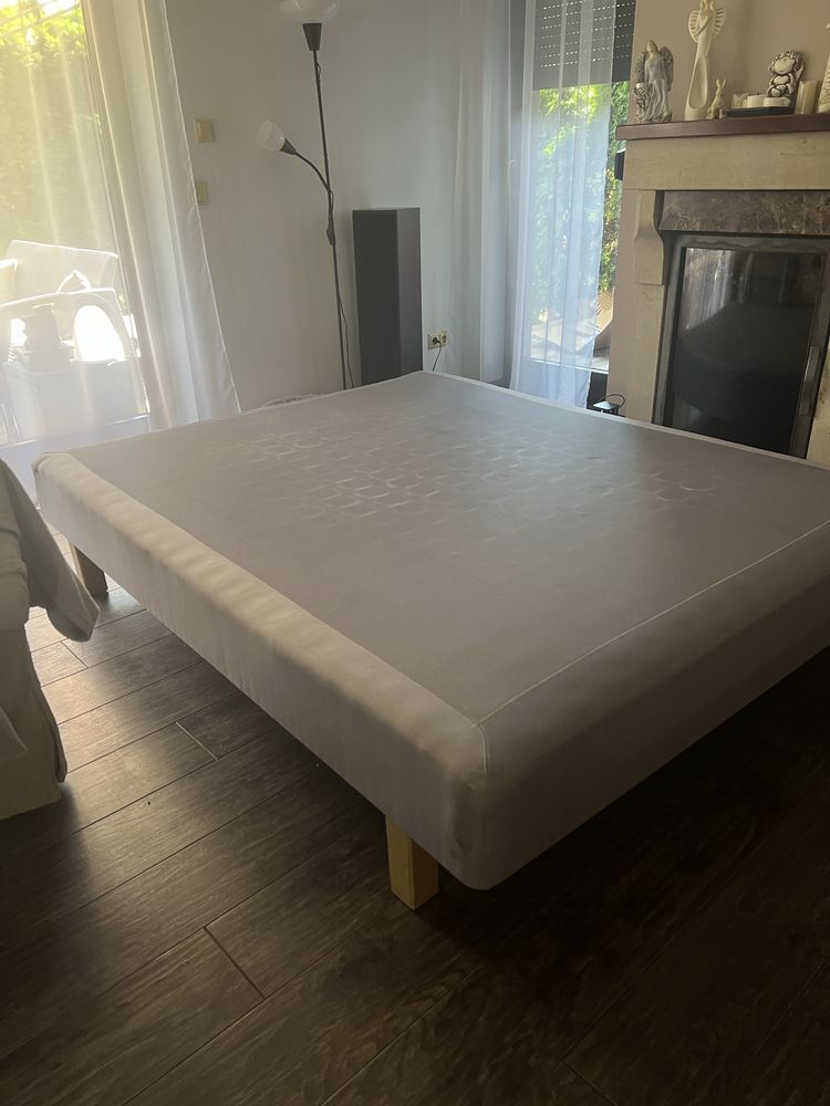Łóżko 160 x 200 materac z nóżkami