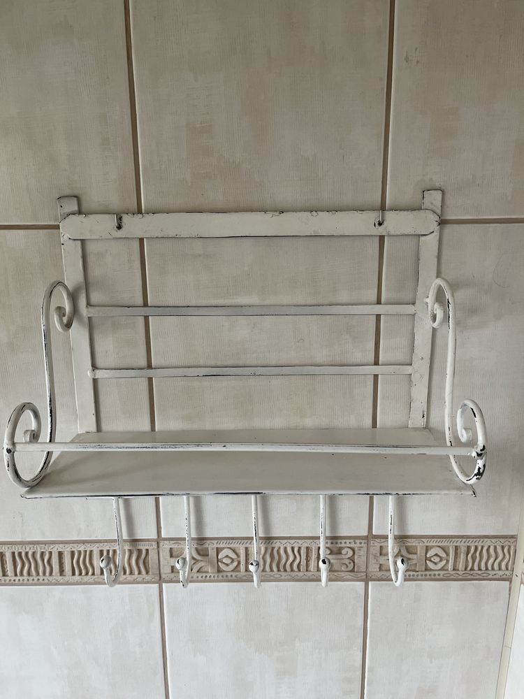 Metalowa półka w stylu vintage country biała