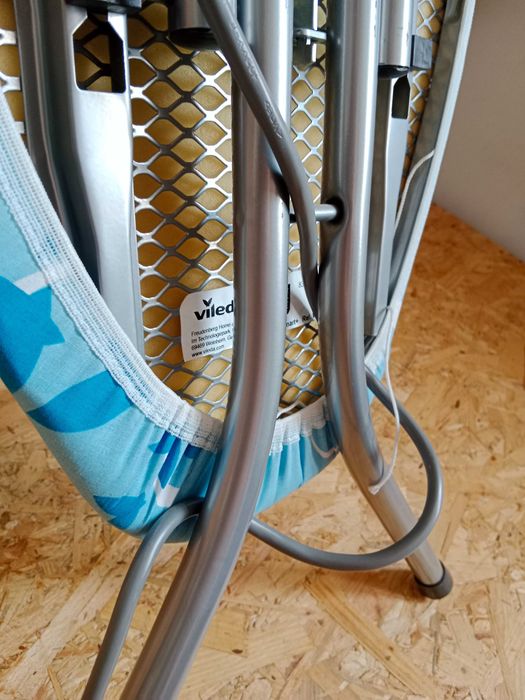 Vileda Deska do Prasowania z Podstawką na Żelazko i Gniazdkiem