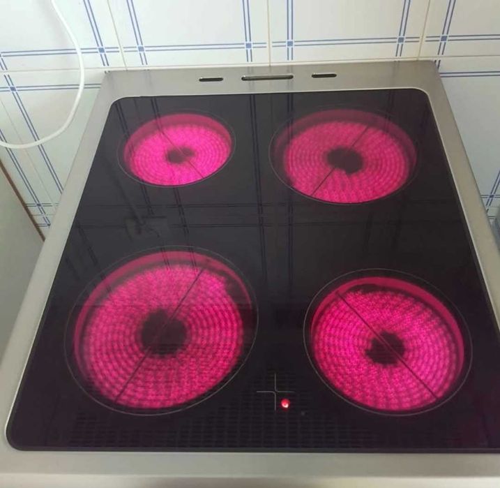 Fogão elétrico com placa. 1 ano de uso.