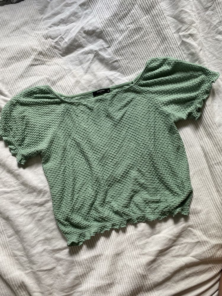 Delikatna zielona bluzka croptop z falbankami reserved