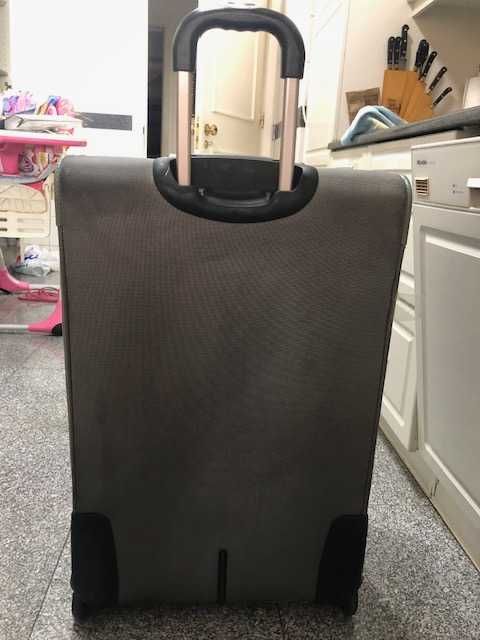 Mala viagem grande da marca LYS, em polyester cinzenta