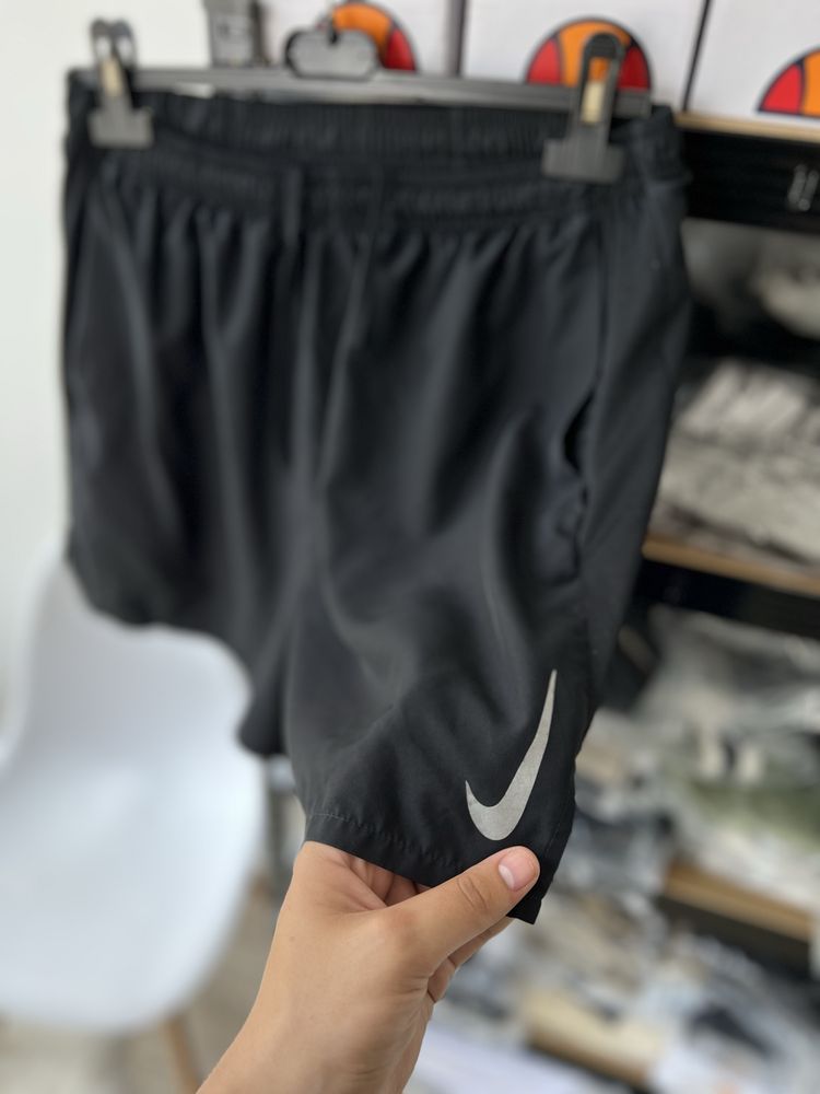 Нейлоновые шорты Nike Swoosh Nylon / с рефлективным логотипом легкие