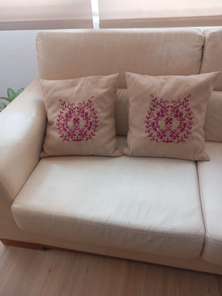 Almofadas (2) bordadas