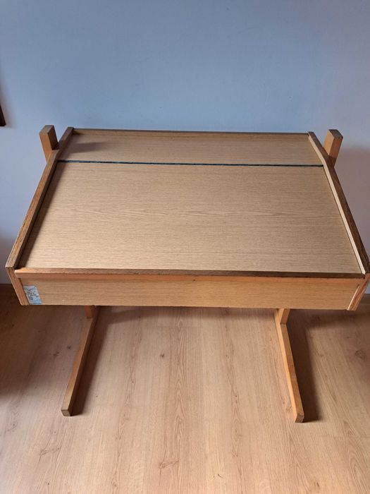 Biurko kreślarskie z PRL w dobrym stanie