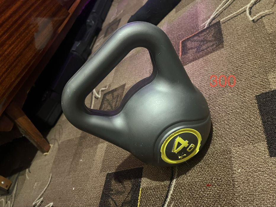 Гирі і гантеля в непогануму стані