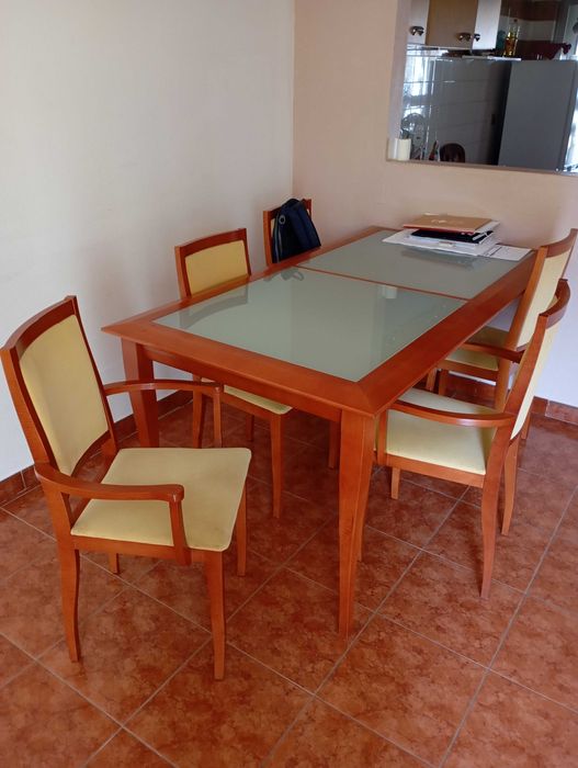 Mesa com 6 cadeiras