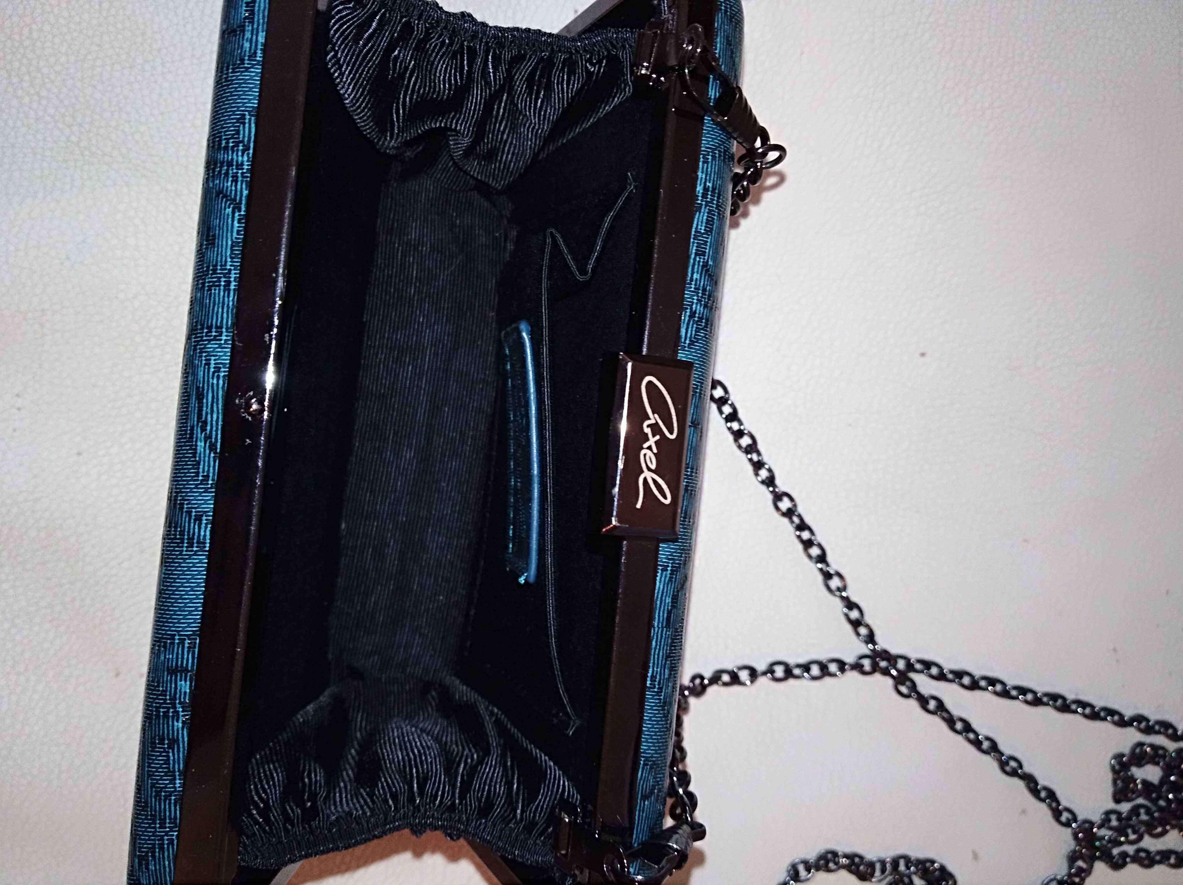 Clutch azul, marca Axel