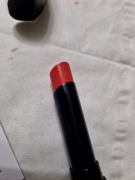 Wyjątkowo nawilżająca szminka coral confetti