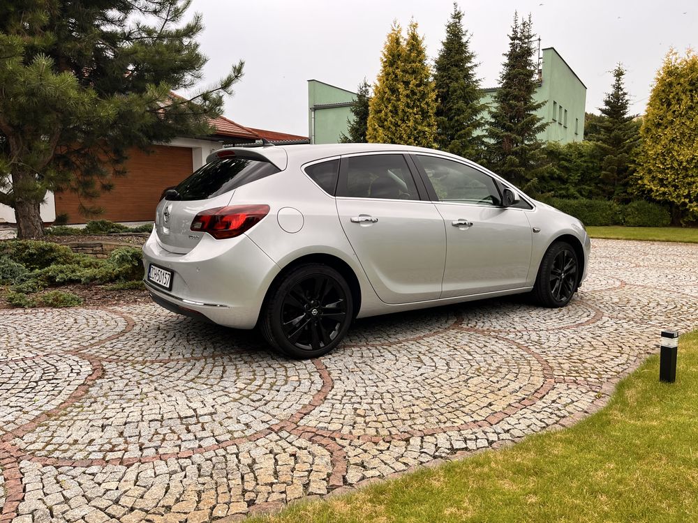 Opel Astra J Cosmo 2013 Lift 1.4T 140km/138tys.km/pdc/tempomat/full