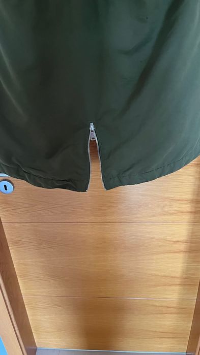 casaco de inverno verde escuro com pelo branco por dentro e fofinho