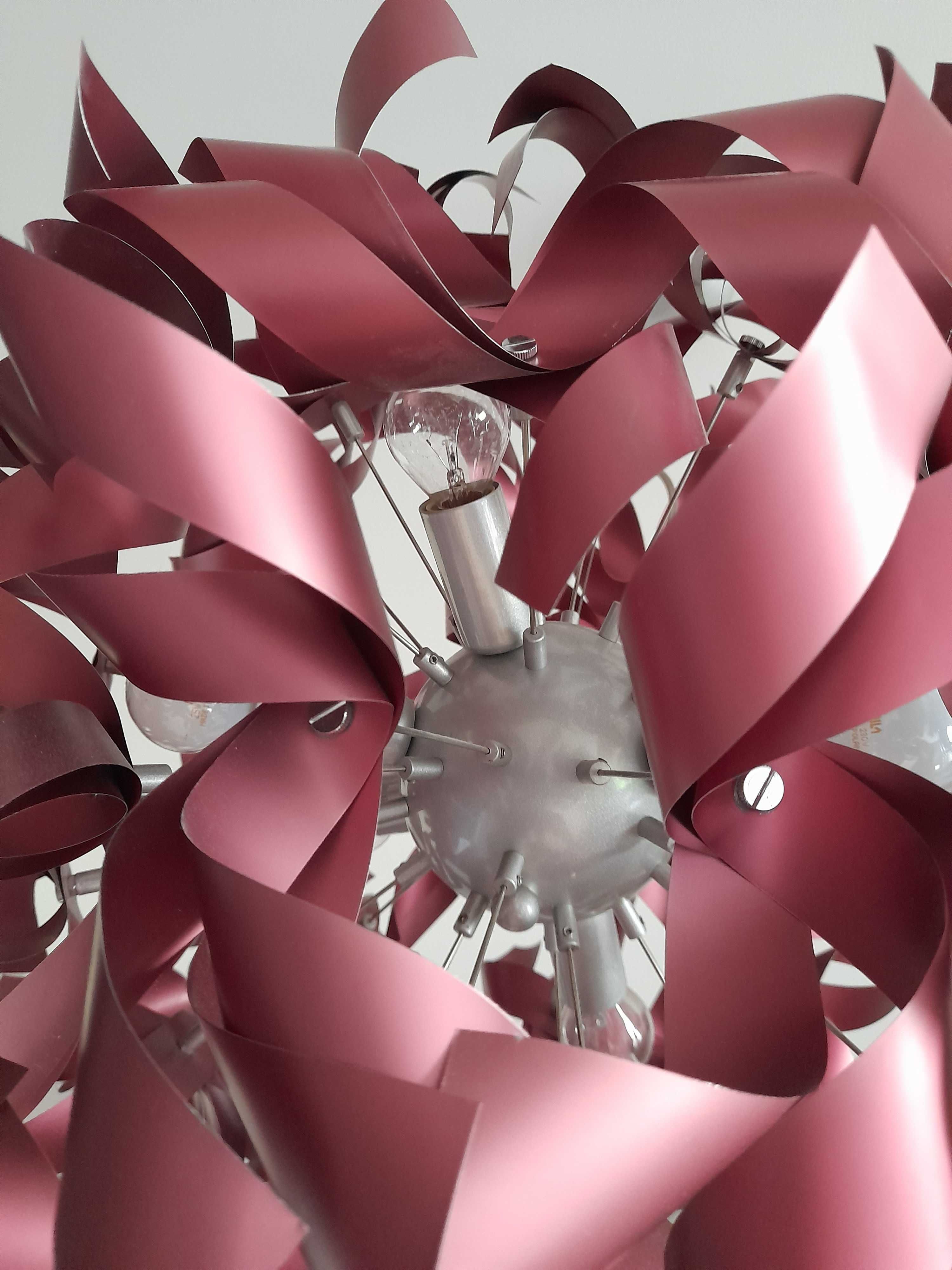 Oryginalna lampa wisząca z aluminiowych wstęg, nowoczesny design