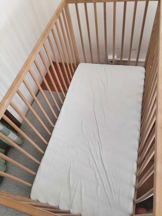 Berço IKEA em promoção com colchão