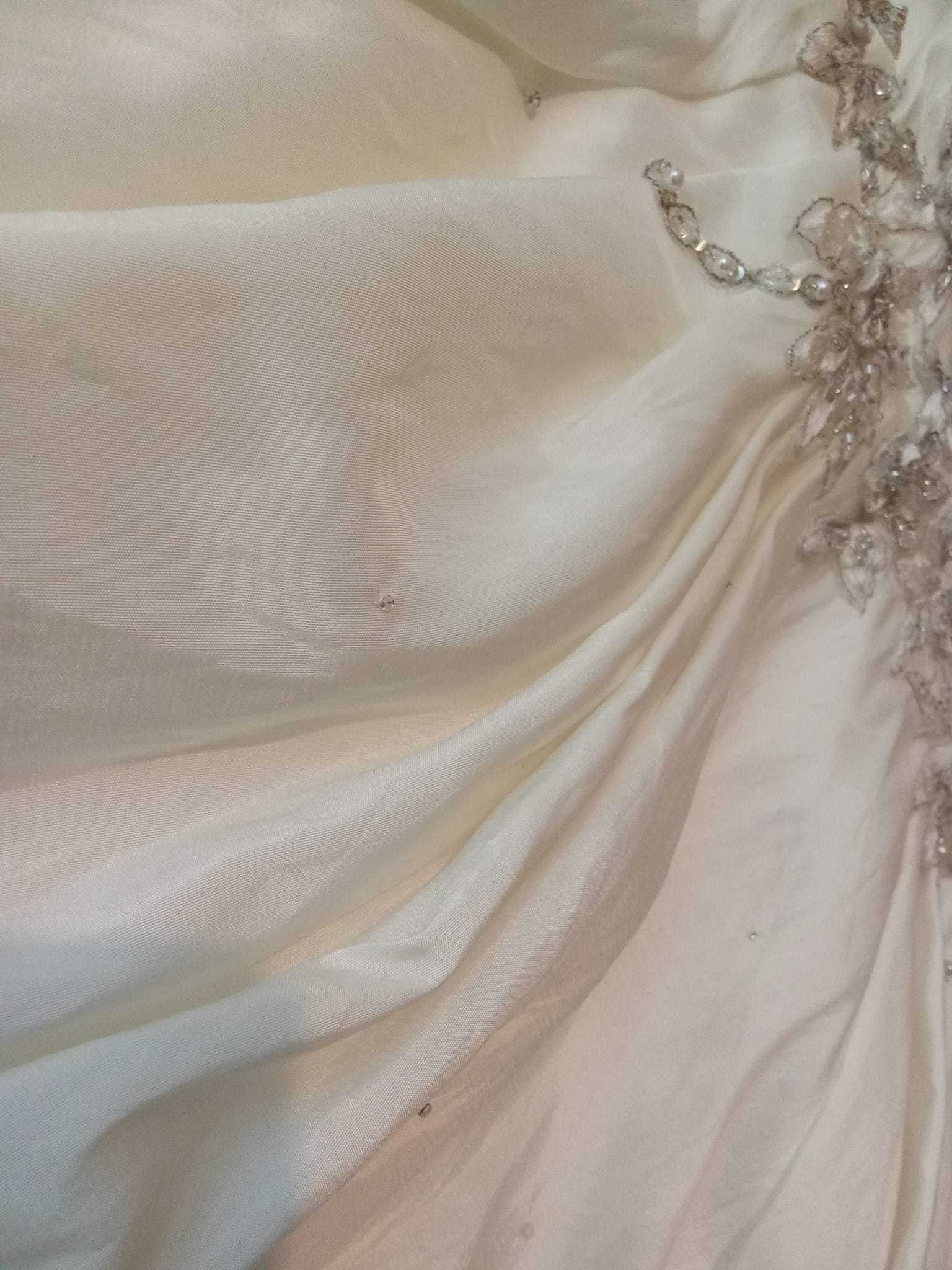 Vestido de Noiva Diva, silhueta de modelo com Corte "cai-cai"