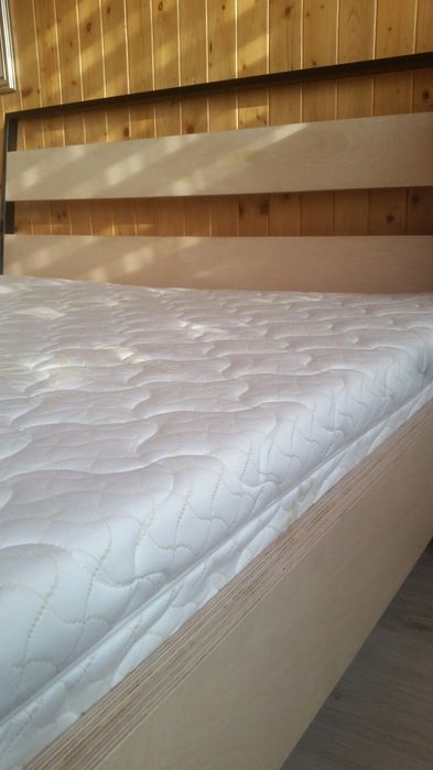 Łóżko i stelaż do kompletu