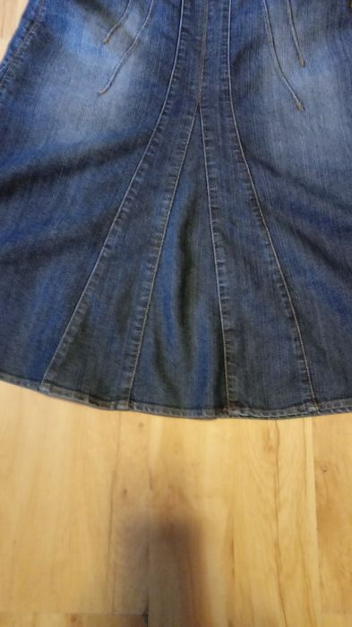 Dżinsowa rozkloszowana spódnica