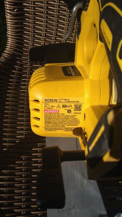 Циркулярна пила DeWalt DCS 570