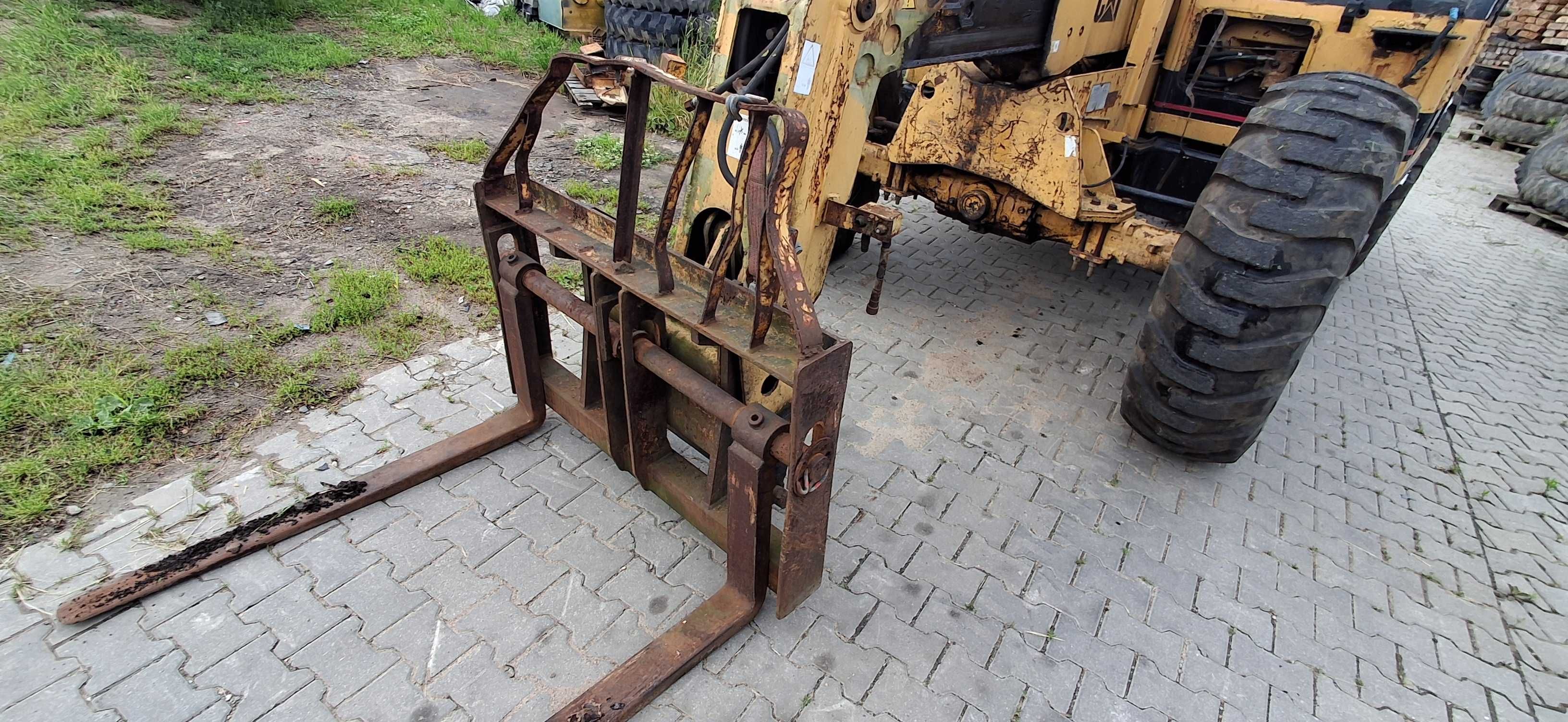 cat th82 Caterpillar teleskop ładowarka wysięg skrzynia biegów widły
