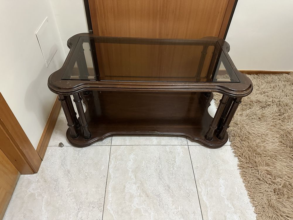 Mesa de centro com tampo de vidro