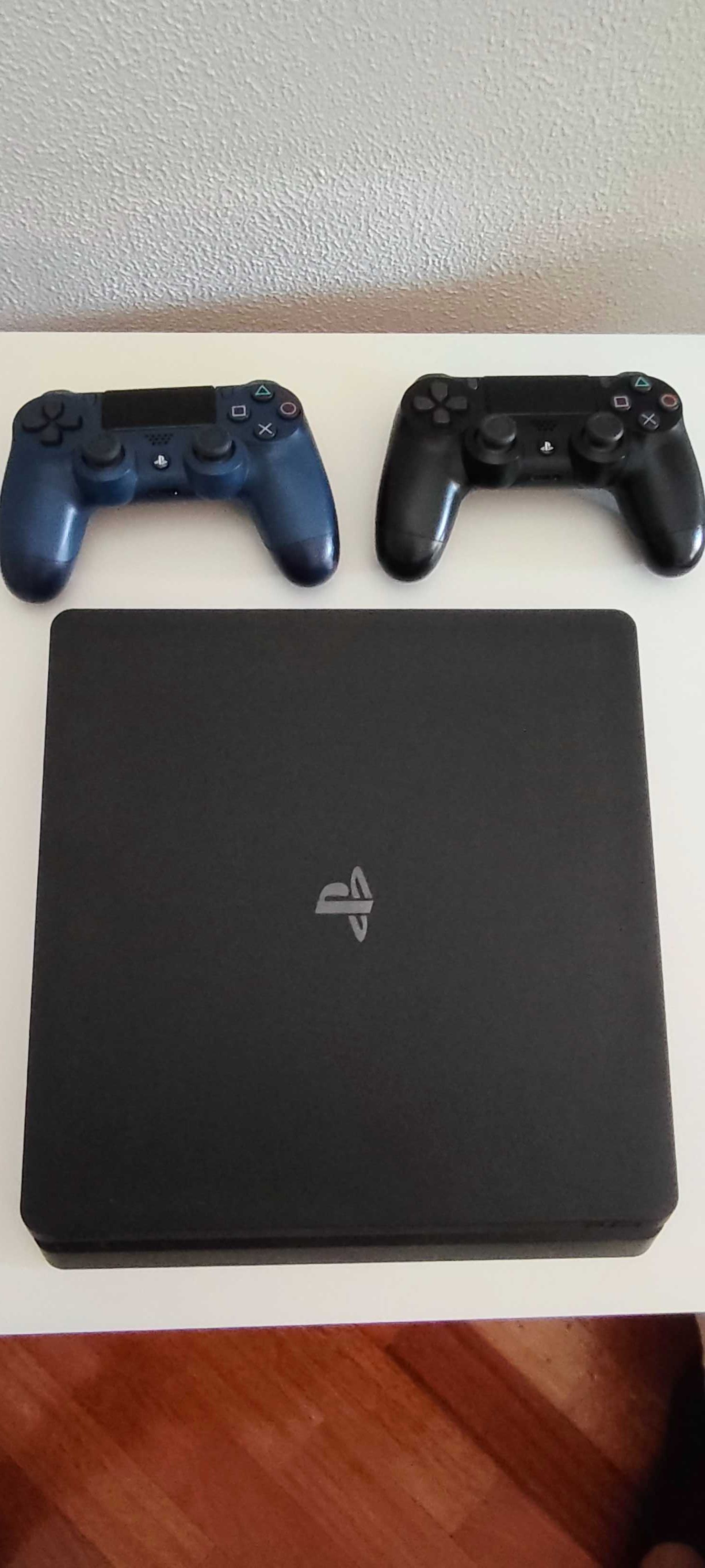PS4 Slim 1TB + 2 Comandos