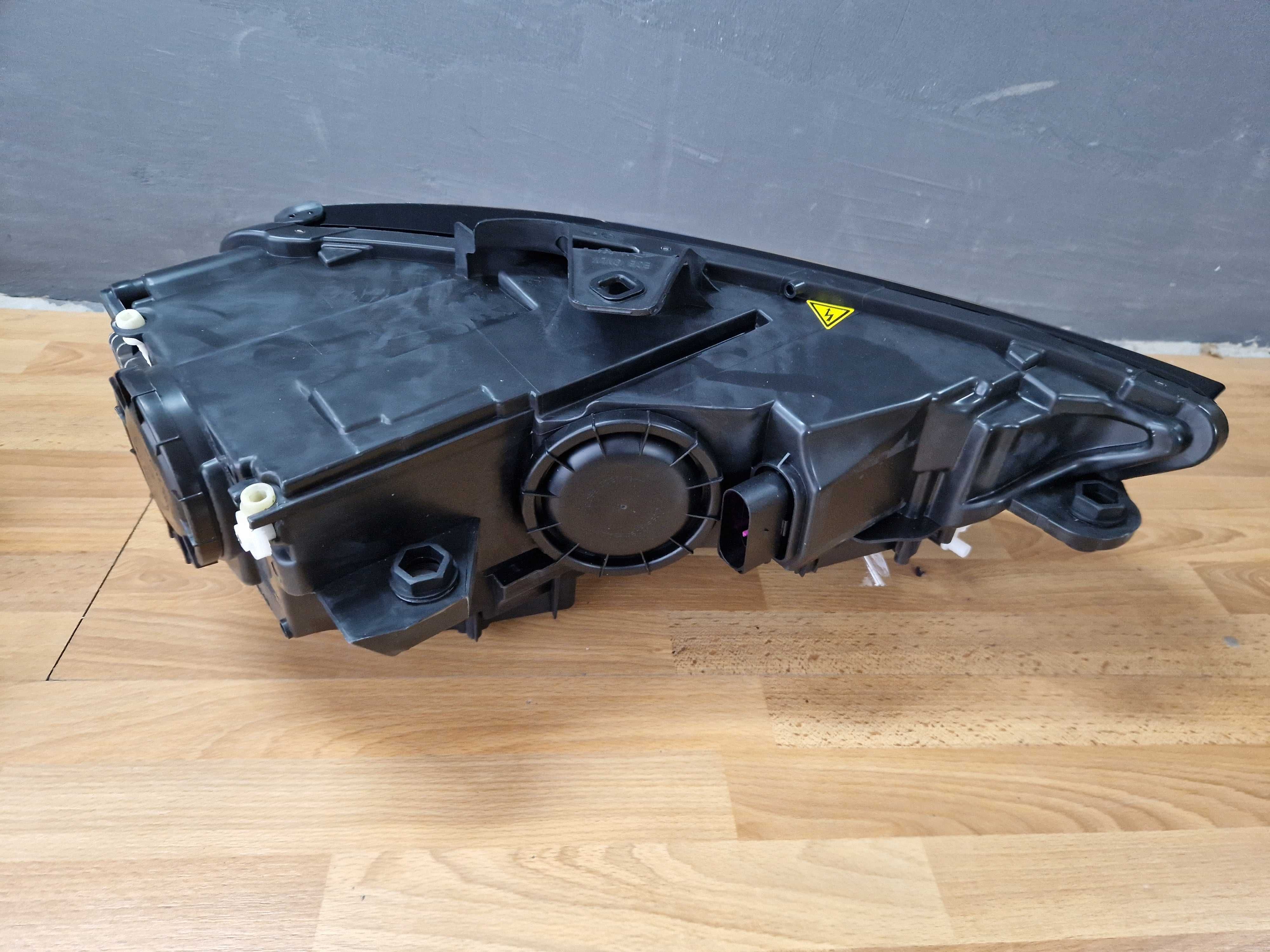 Передние фары Bi-Xenon на Audi A3 8V 12-16 года c блоками