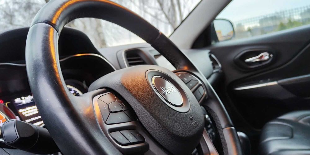 Jeep Cherokee Latitude Plus 2019 року
