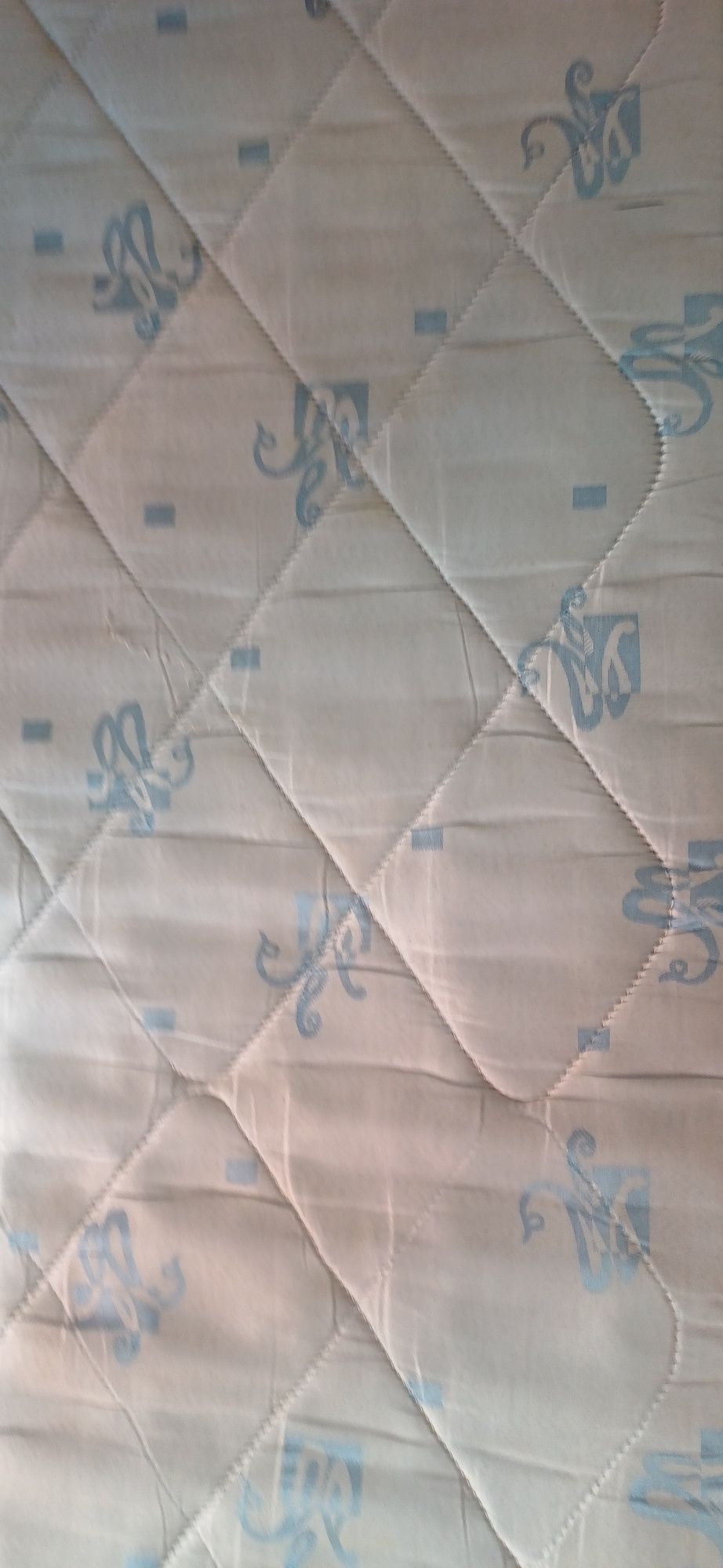 Cama (estrado com pés e colchão)