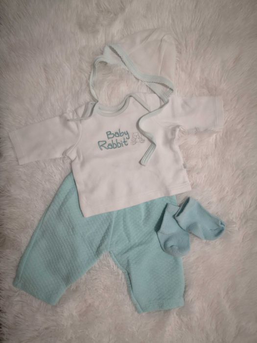Zestaw biało - turkusowy bluzka, spodenki, czapeczka skarpetki