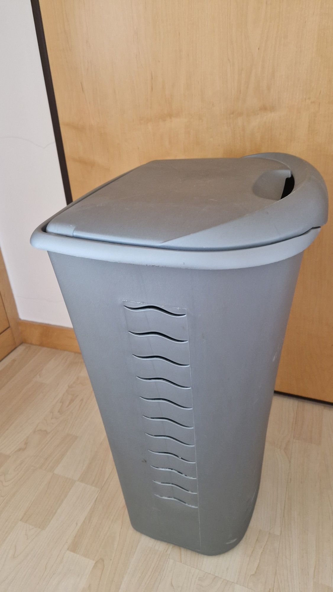Cesto roupa cinzento